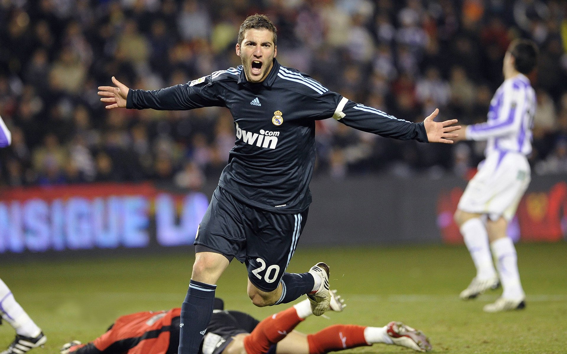 爱游戏-利物浦在欧冠联赛中表现强劲，期待佳绩